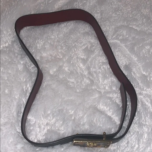 Tory Burch Reversible Black/Crimson Leather Belt with Tortoiseshell Gold Buckle - Picture 3 of 11